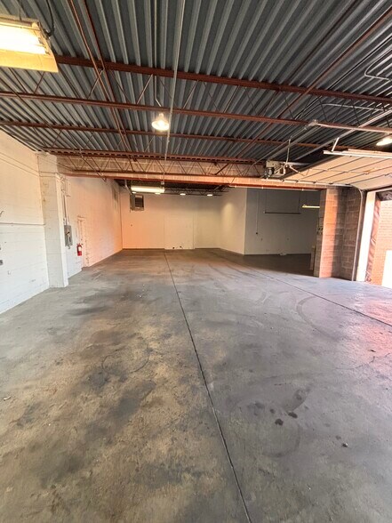 More Photos Of 1537 Vermont St, Des Moines Light Distribution For Lease