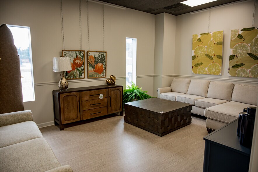 More Photos Of 10 Hendrix Dr, Greenville Flex For Lease