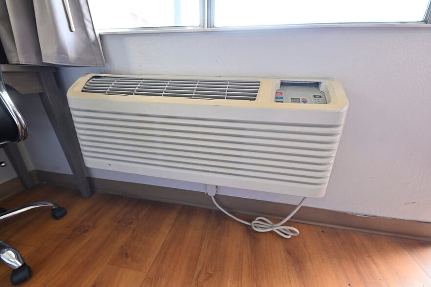 More Photos Of 138 W White, San Antonio Hotel For Sale