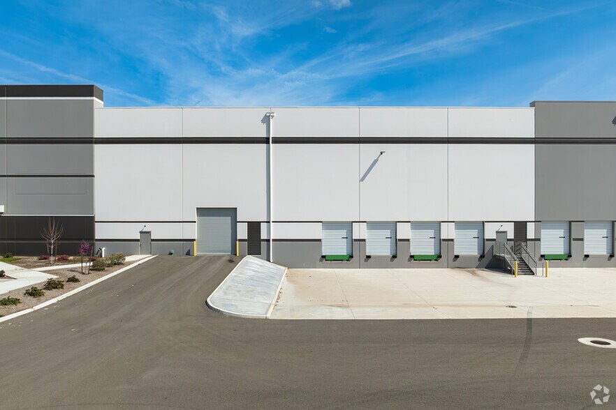 More Photos Of 7825 W Riggin Rd, Visalia Warehouse For Lease