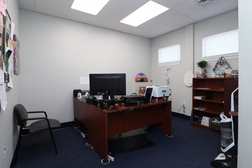 More Photos Of 631-635 Farmington Ave, Hartford Office For Sale