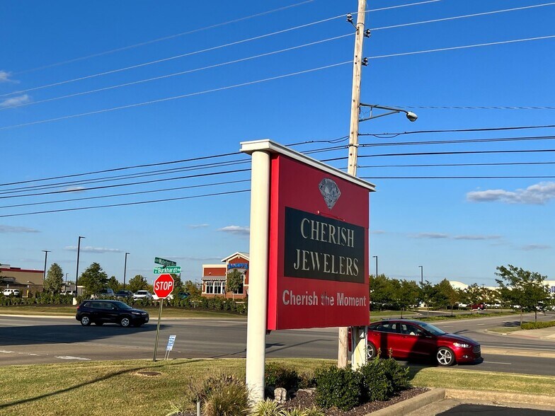 More Photos Of 944 N Burkhardt Rd, Evansville Freestanding For Lease