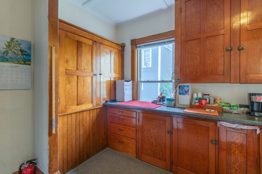 More Photos Of 375 E Main St, Newport Office For Sale