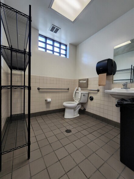 More Photos Of 1066-1070 S Fairfax Ave, Los Angeles Restaurant For Lease