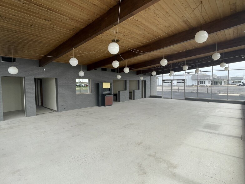 More Photos Of 8600 County 25A rd, Piqua Showroom For Lease