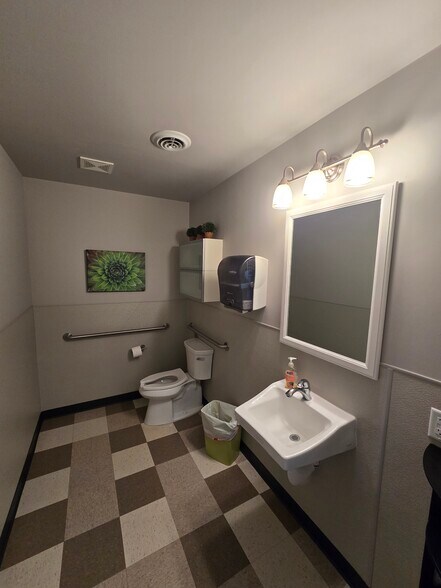 More Photos Of 1123 N 42nd St, Grand Forks Office For Sale