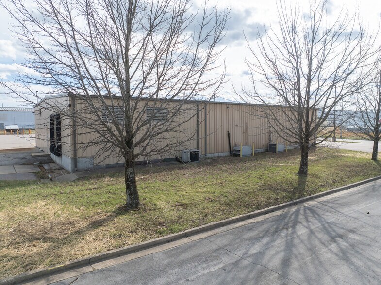 More Photos Of 3702 Hy Point Blvd, Rolla Industrial For Sale