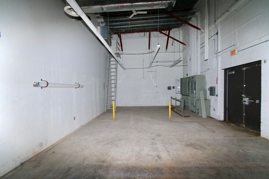 More Photos Of 2820 W Locust St, Davenport Unknown For Lease