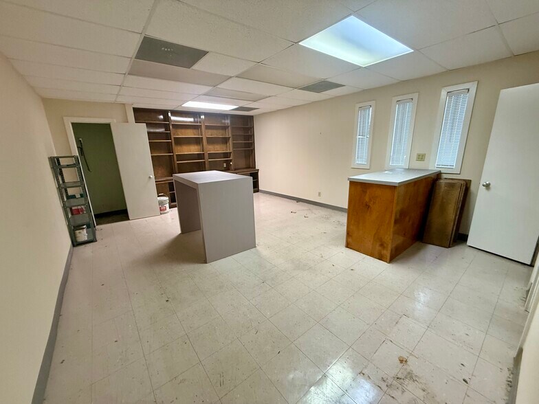 More Photos Of 170 8th St SE, Paris Office For Sale