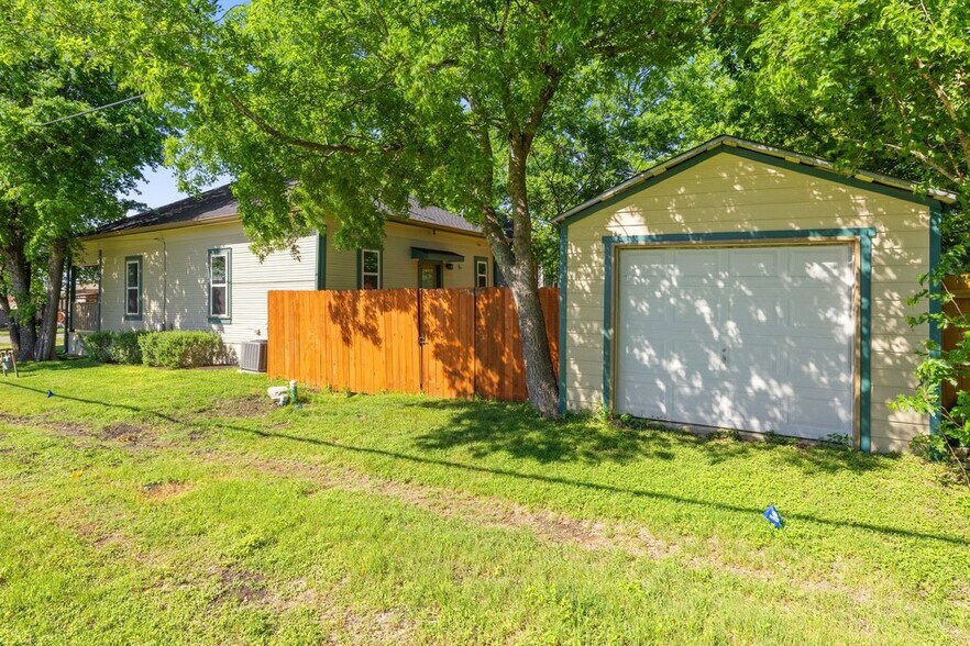 More Photos Of 314 W 3rd St, Taylor Multifamily For Sale