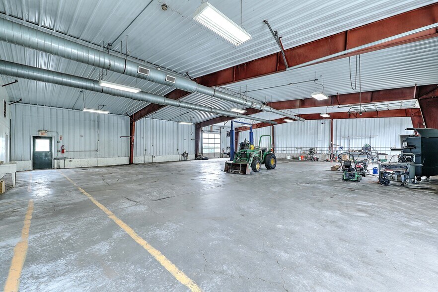 More Photos Of 1055 E Main Rd, Portsmouth Warehouse For Lease