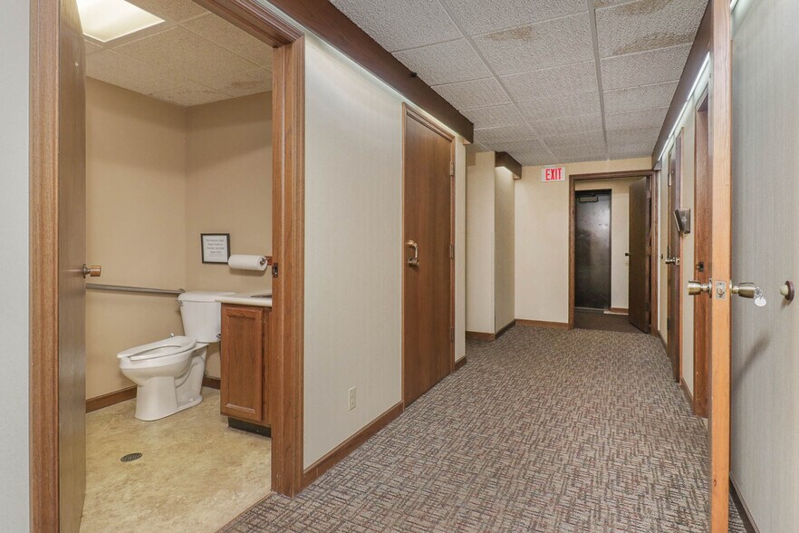 More Photos Of 725 S 14th St, Pekin Medical For Sale