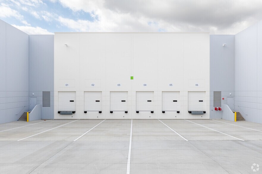 More Photos Of 5200-5210 Hamner, Eastvale Unknown For Lease