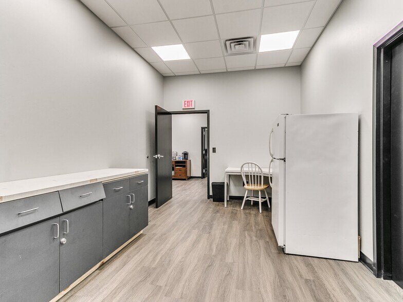 More Photos Of 6625 S Hiwassee Rd, Oklahoma City Showroom For Sale