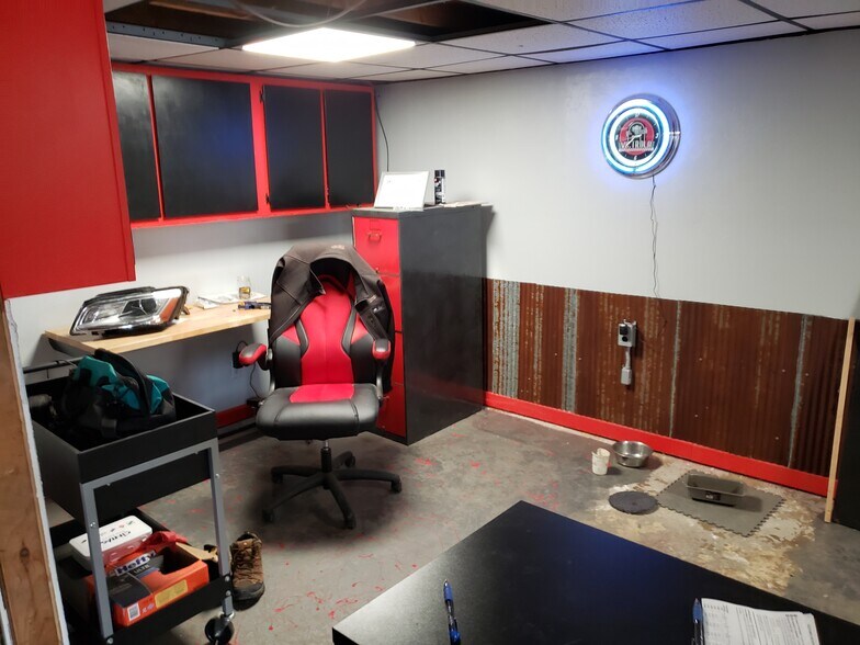 More Photos Of 1114 Valley Rd, Menasha Auto Repair For Sale