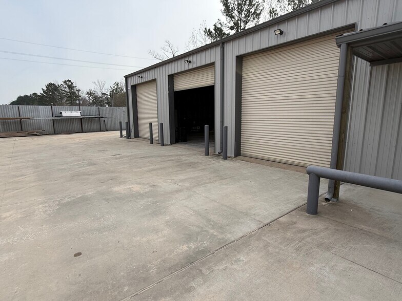 More Photos Of 11192 Meador Rd, Willis Warehouse For Lease