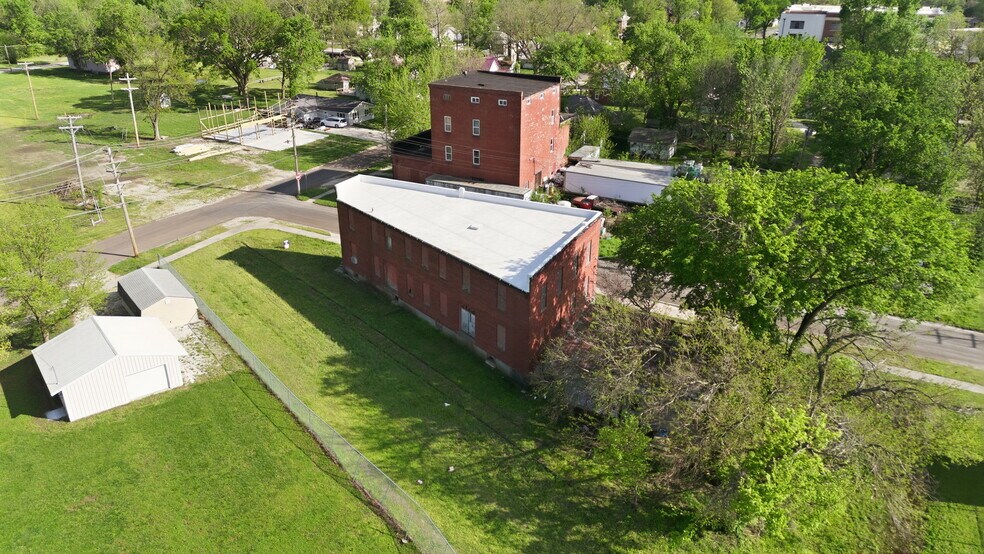 More Photos Of 512 Monroe st, Iola Loft Creative Space For Sale