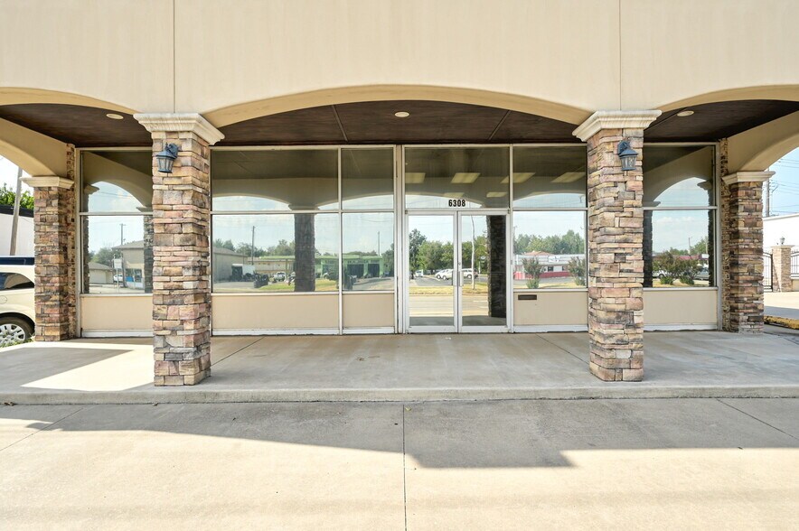 More Photos Of 6308 NW 39th Expy, Bethany Freestanding For Sale
