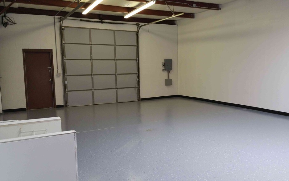 More Photos Of 720 Billings St, Aurora Showroom For Lease