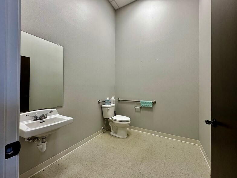 More Photos Of 266 S Jefferson Ave, Lebanon Office For Lease