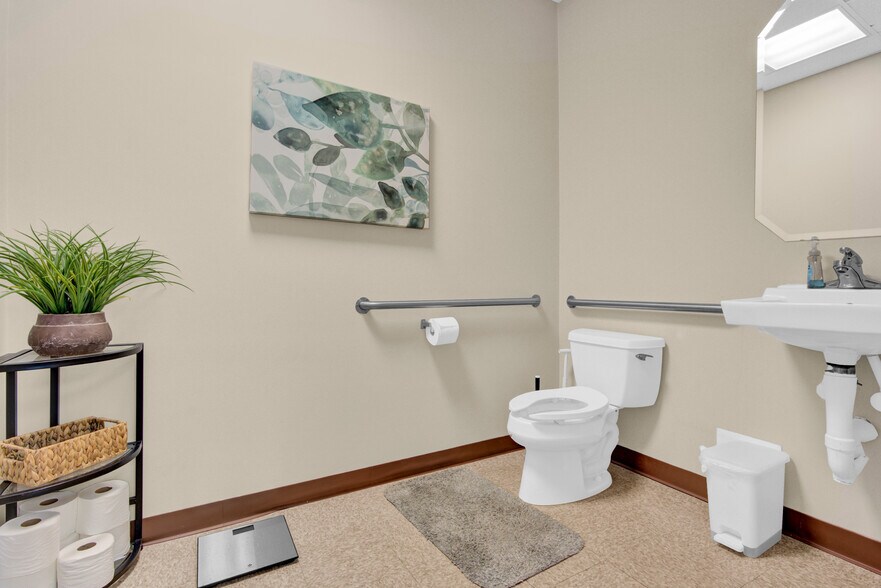 More Photos Of 460 S Main St, Davidson Medical For Lease