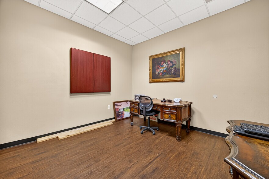 More Photos Of 214 N Loop 336 E, Conroe Office For Sale
