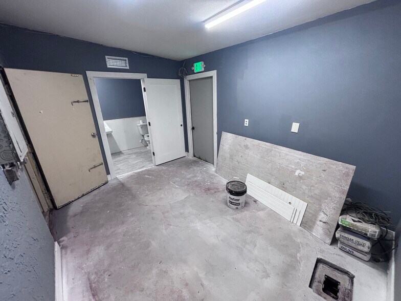 More Photos Of 6556-6558 Superior Ave, Sarasota Storefront For Lease