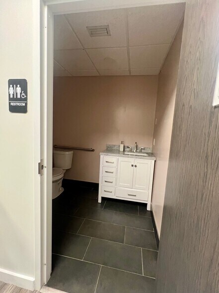 More Photos Of 1902 W Kennedy Blvd, Tampa Office For Lease