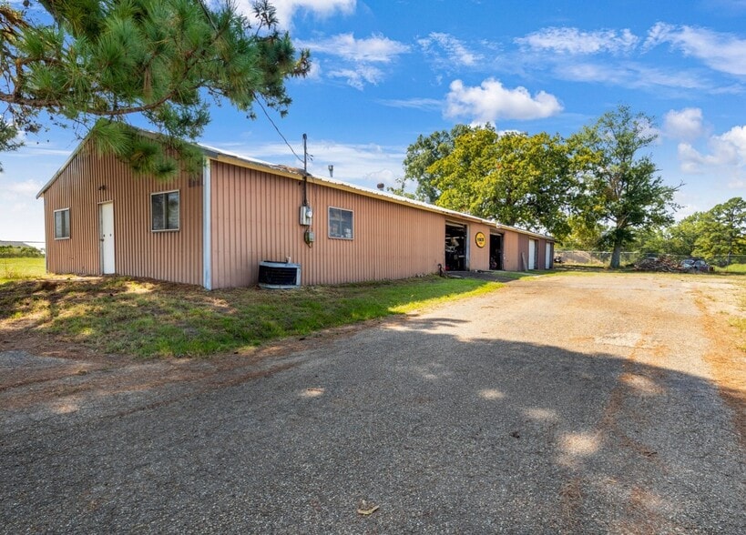 More Photos Of 11041 US Highway 69 N, Tyler Auto Repair For Sale