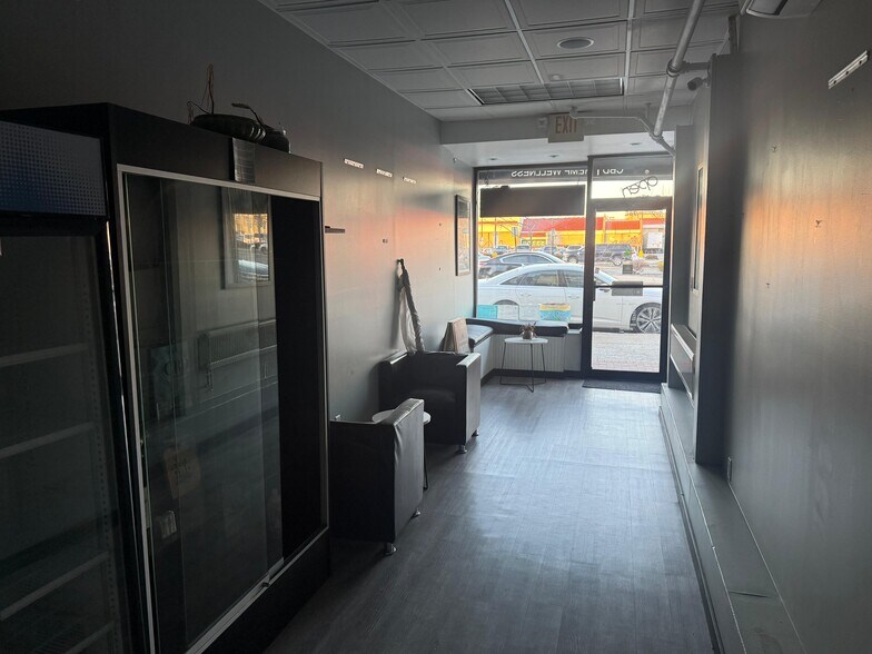 More Photos Of 78-84 E Park Ave, Long Beach Storefront For Lease