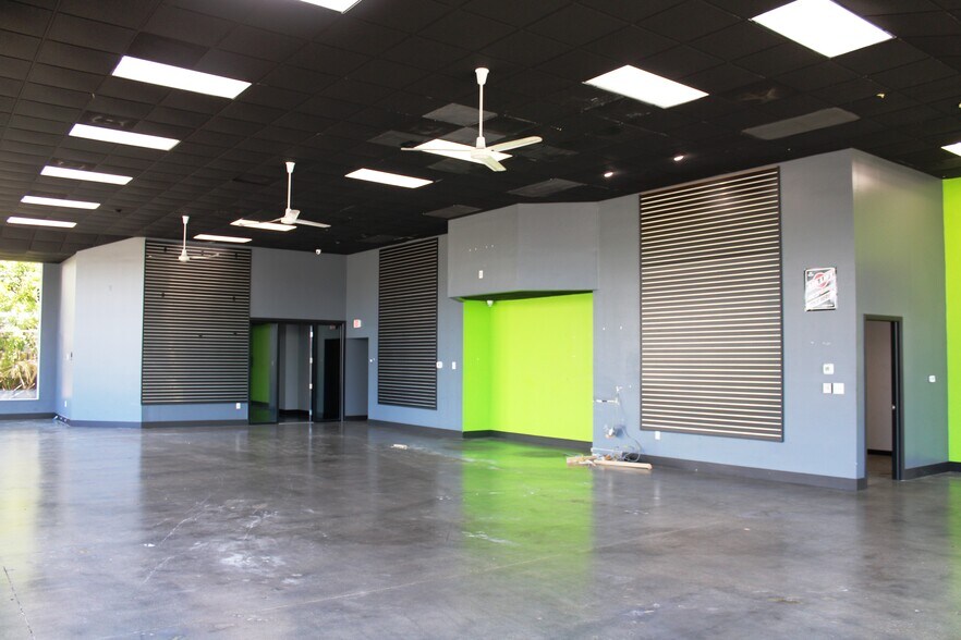 More Photos Of 275 Airport Pulling Rd N, Naples Showroom For Lease