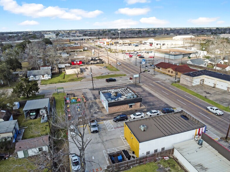 More Photos Of 2007 N Main St, Baytown General Retail For Sale