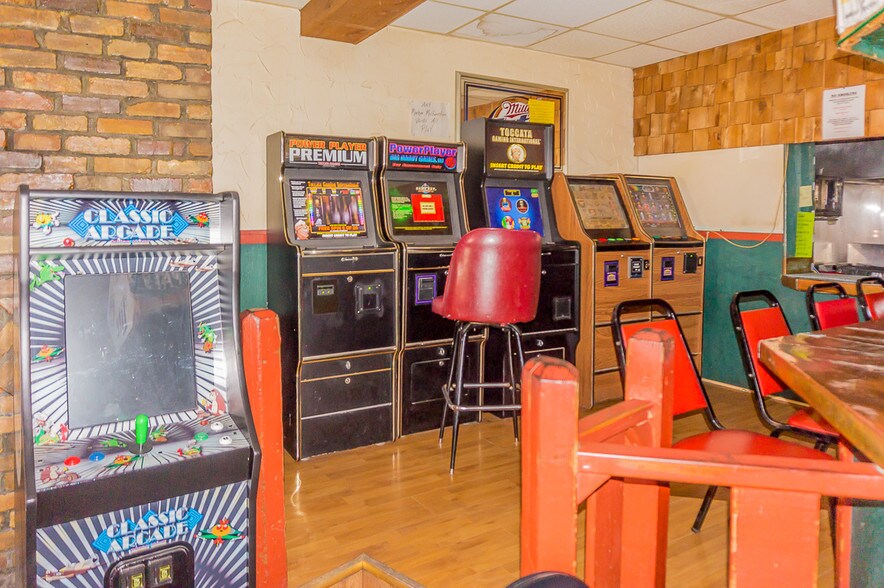 More Photos Of 318 W North Water St, New London Bar For Sale