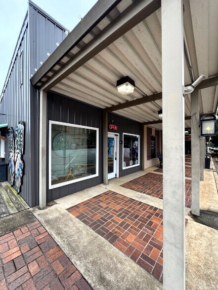 More Photos Of 40 Court Sq, Ashland Restaurant For Sale