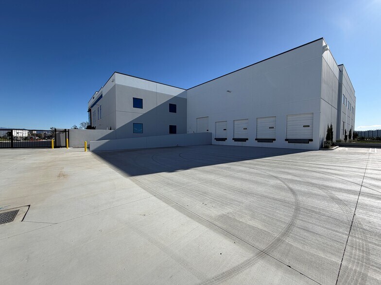 More Photos Of 16320 Raymer St, Van Nuys Warehouse For Lease