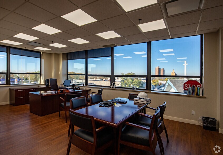 More Photos Of 6323 7th Ave, Brooklyn Office For Lease