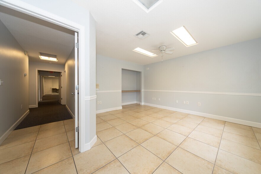 More Photos Of 2001 Manatee Ave E, Bradenton Office For Lease