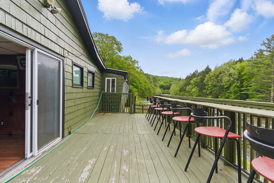 More Photos Of 200 Worthington Rd, Huntington Restaurant For Sale