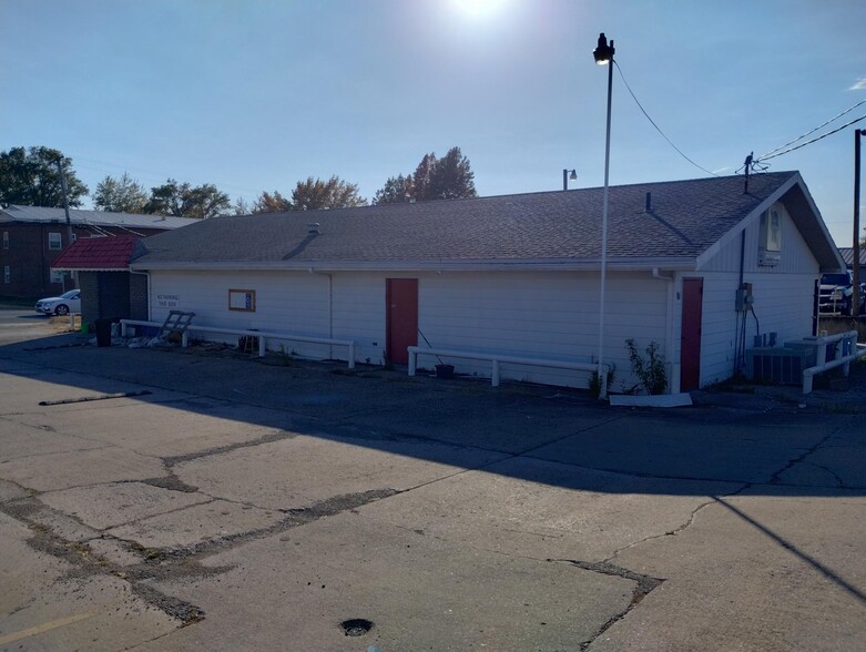 Primary Photo Of 1117 W Delaware St, Fairfield General Retail For Sale