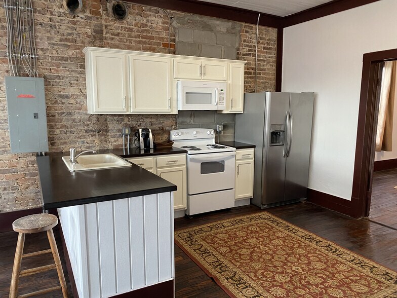 More Photos Of 36 Church St N, Jeffersonville Light Manufacturing For Sale
