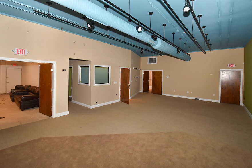 More Photos Of 400 Chapel Rd, South Windsor Light Manufacturing For Sale