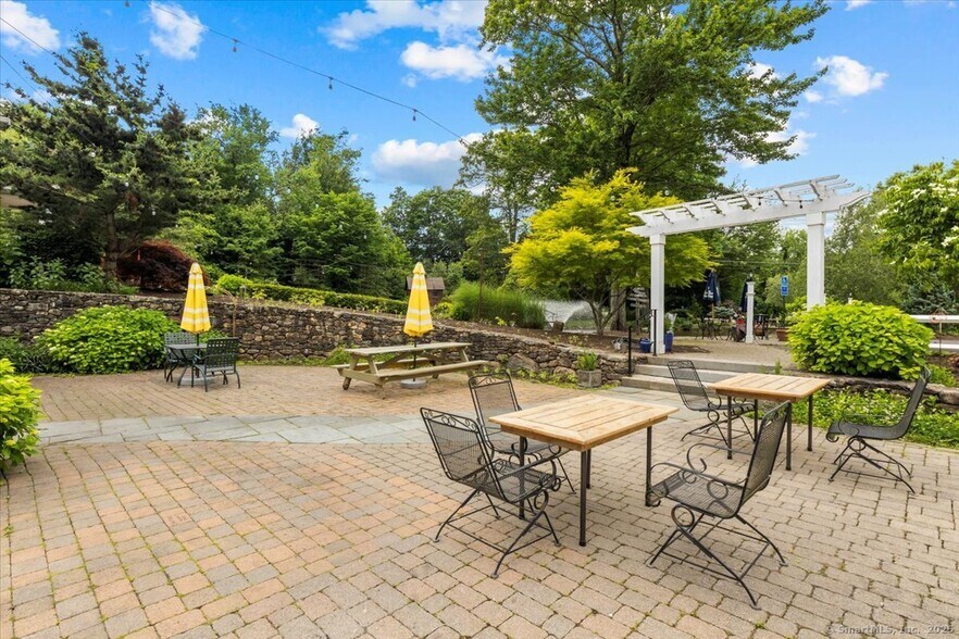 More Photos Of 511 Spielman Hwy, Burlington Flex For Sale