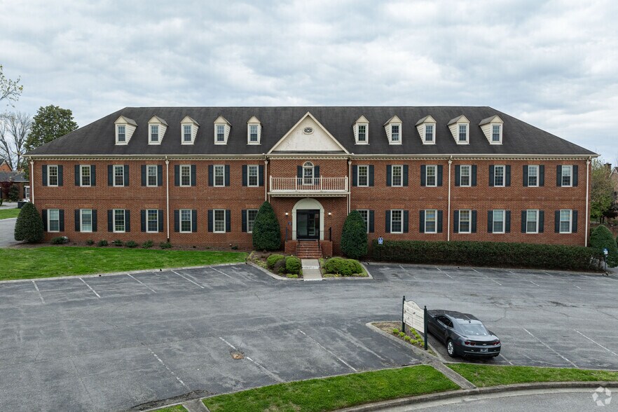 More Photos Of 109 Hazel Path, Hendersonville Office For Lease