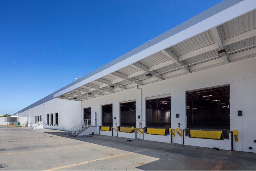 More Photos Of 2081 Faraday Ave, Carlsbad Distribution For Lease