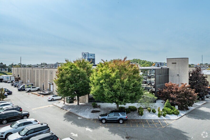 Primary Photo Of 385 W John St, Hicksville Warehouse For Lease