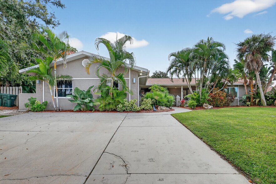 More Photos Of 1884 Southpointe Dr, Sarasota Apartments For Sale