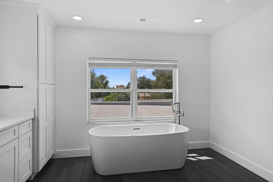 More Photos Of 10830 Navajo Dr, Saint Petersburg Showroom For Sale