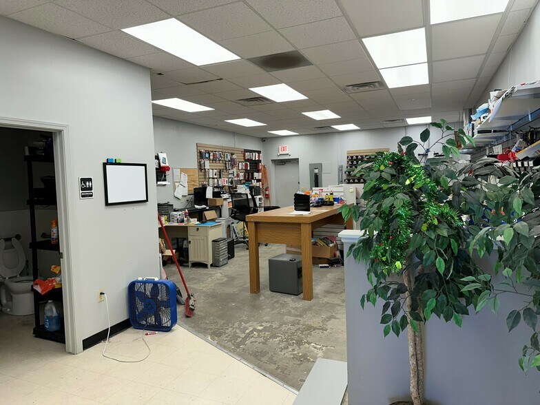 More Photos Of 3236 N Rock Rd, Wichita Freestanding For Lease