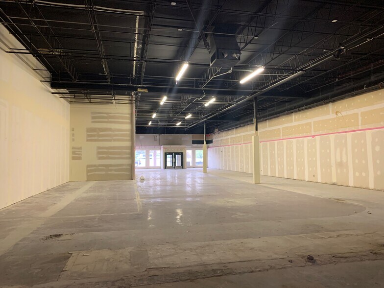 More Photos Of 546-584 S Randall Rd, Saint Charles Unknown For Lease