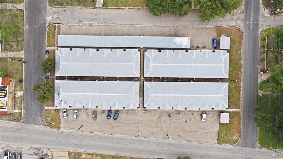 More Photos Of 1400 N Saint Marys St, Beeville Apartments For Sale
